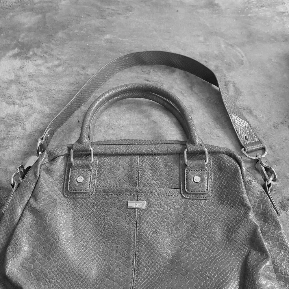 ThirtyOne Jewell Gray Tote Hand Bag handles and strap outside pocket Zip Closure